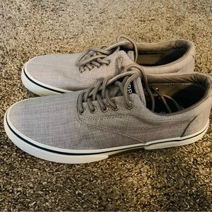 Mens 9.5 Sperry Top-Sider shoe. Insole is memory foam.